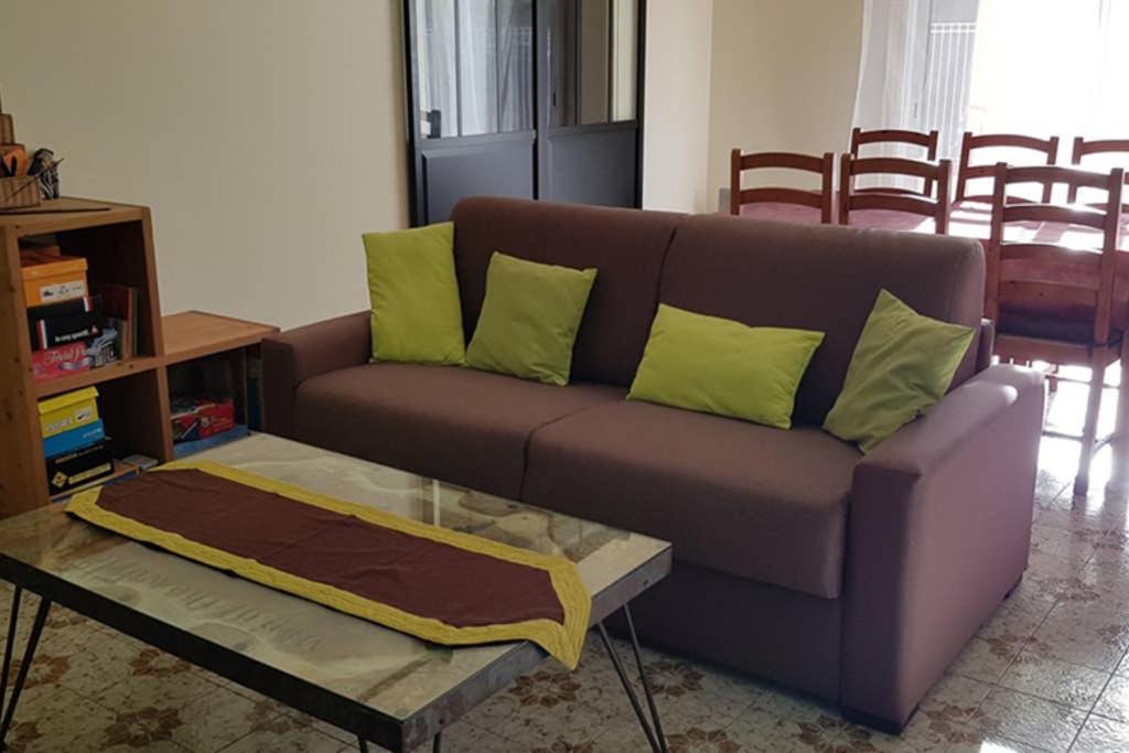 Un Charmant Logement Apartment Aigues-Mortes Exterior photo